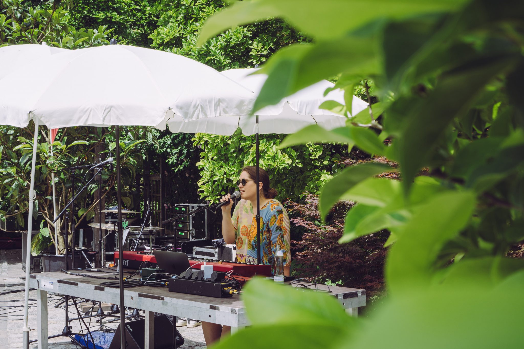 Elektronik-Musikerin im Rosengarten des Linzer Botanischen Gartens