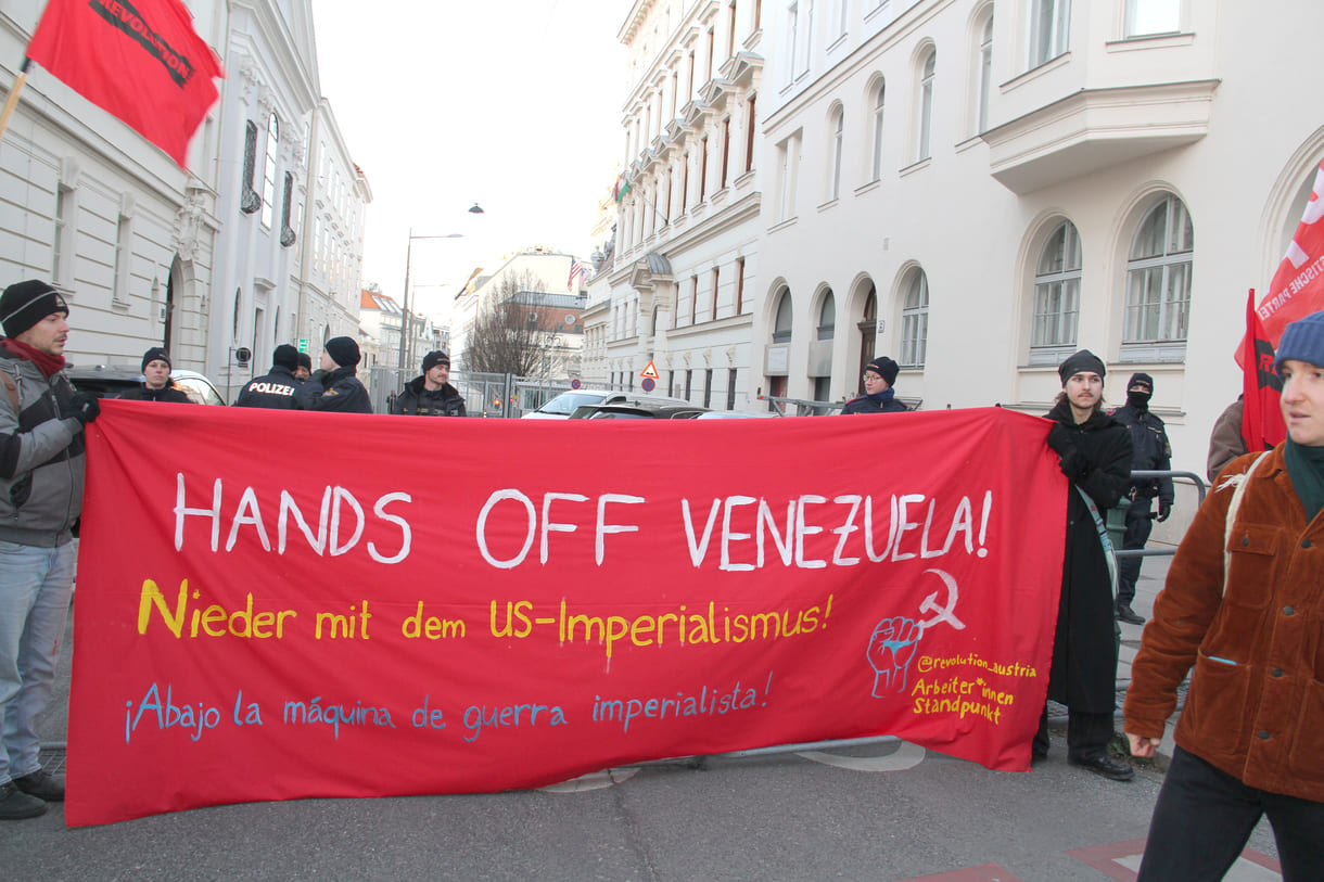 Abschlusskundgebung in der Wiener Boltzmanngasse in Scihweite der US-Botschaft