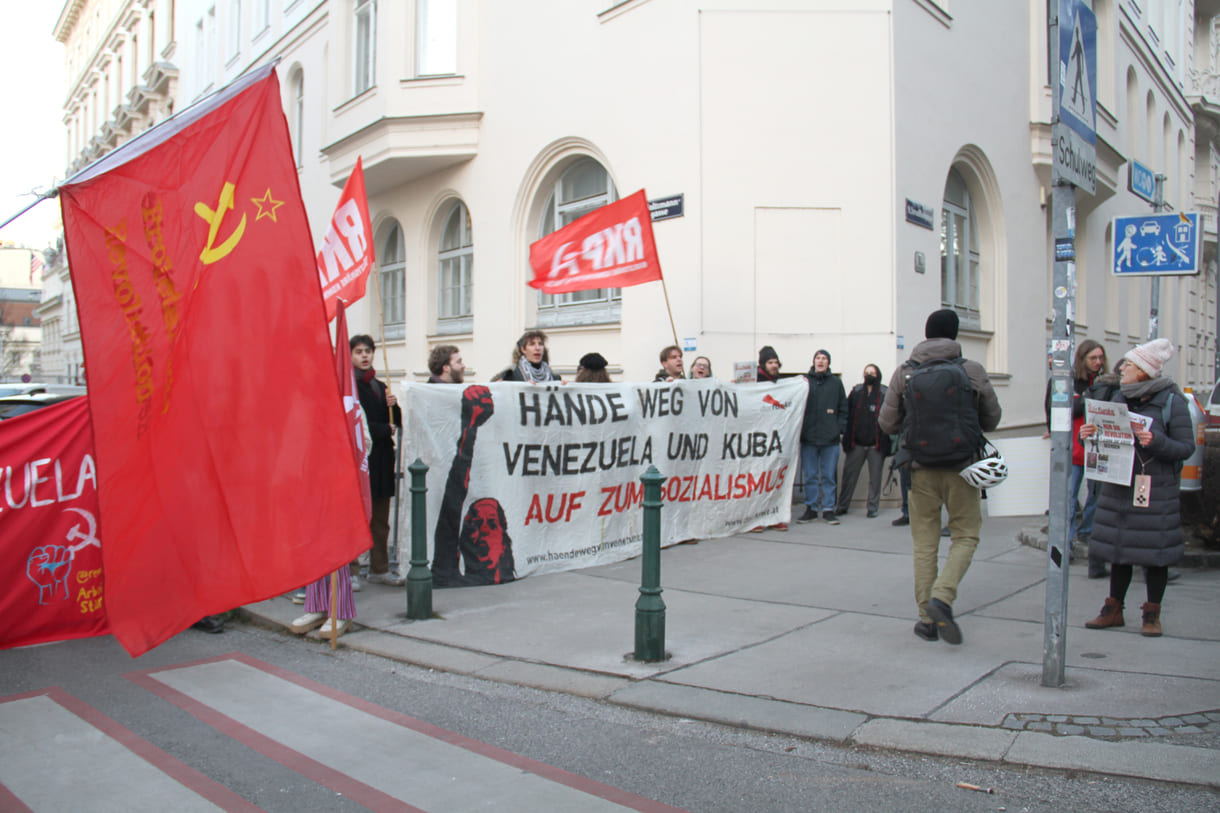 Abschlusskundgebung in der Wiener Boltzmanngasse in Scihweite der US-Botschaft