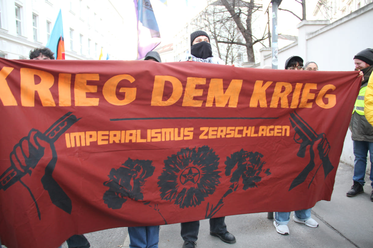 Abschlusskundgebung in der Wiener Boltzmanngasse in Scihweite der US-Botschaft