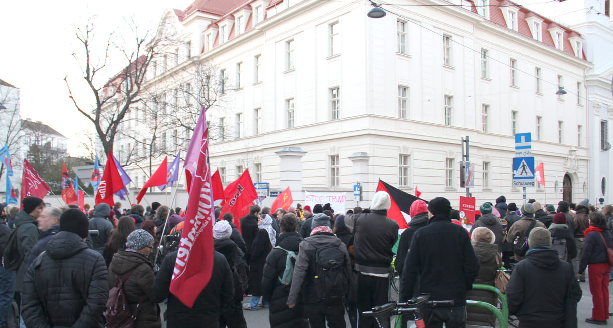 Abschlusskundgebung in der Wiener Boltzmanngasse in Scihweite der US-Botschaft