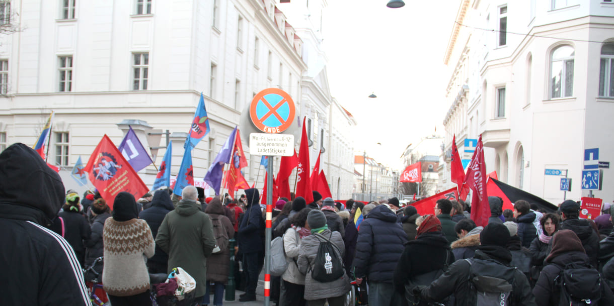 Abschlusskundgebung in der Wiener Boltzmanngasse in Scihweite der US-Botschaft