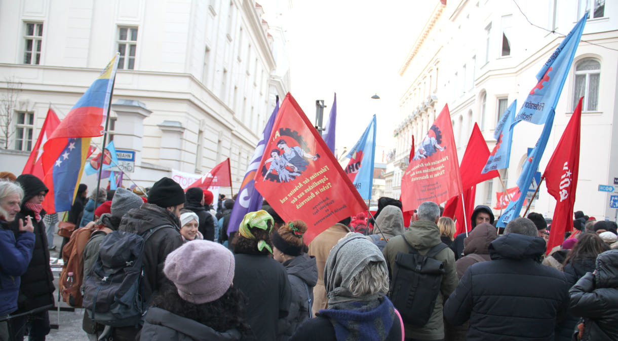 Abschlusskundgebung in der Wiener Boltzmanngasse in Scihweite der US-Botschaft