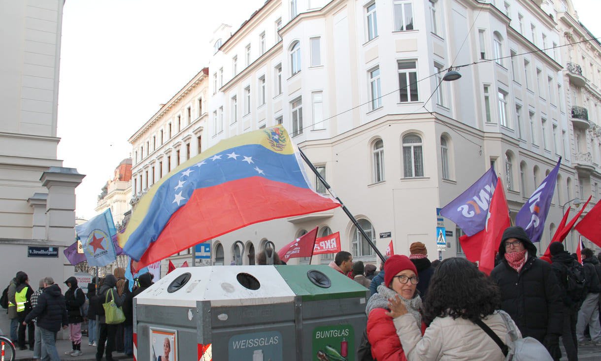 Abschlusskundgebung in der Wiener Boltzmanngasse in Scihweite der US-Botschaft