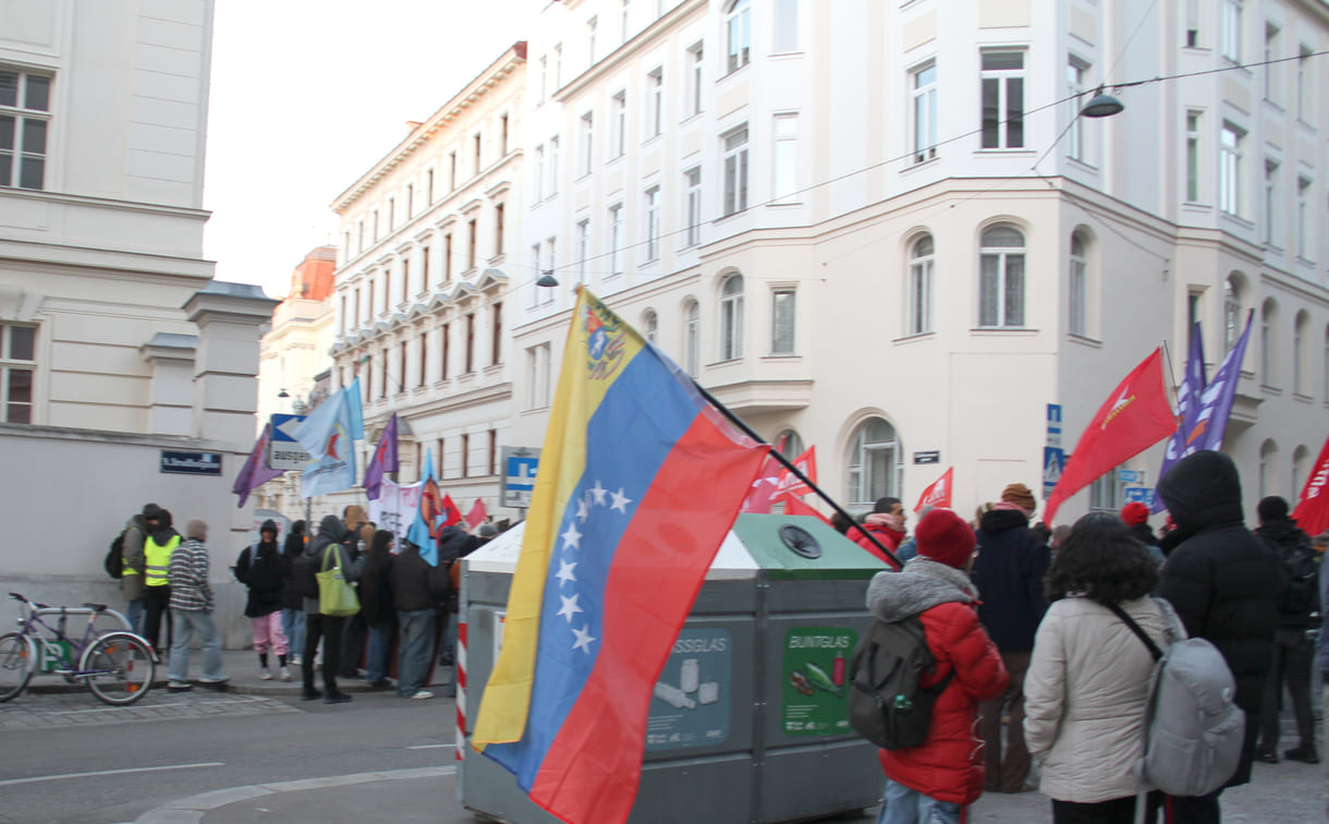Abschlusskundgebung in der Wiener Boltzmanngasse in Scihweite der US-Botschaft