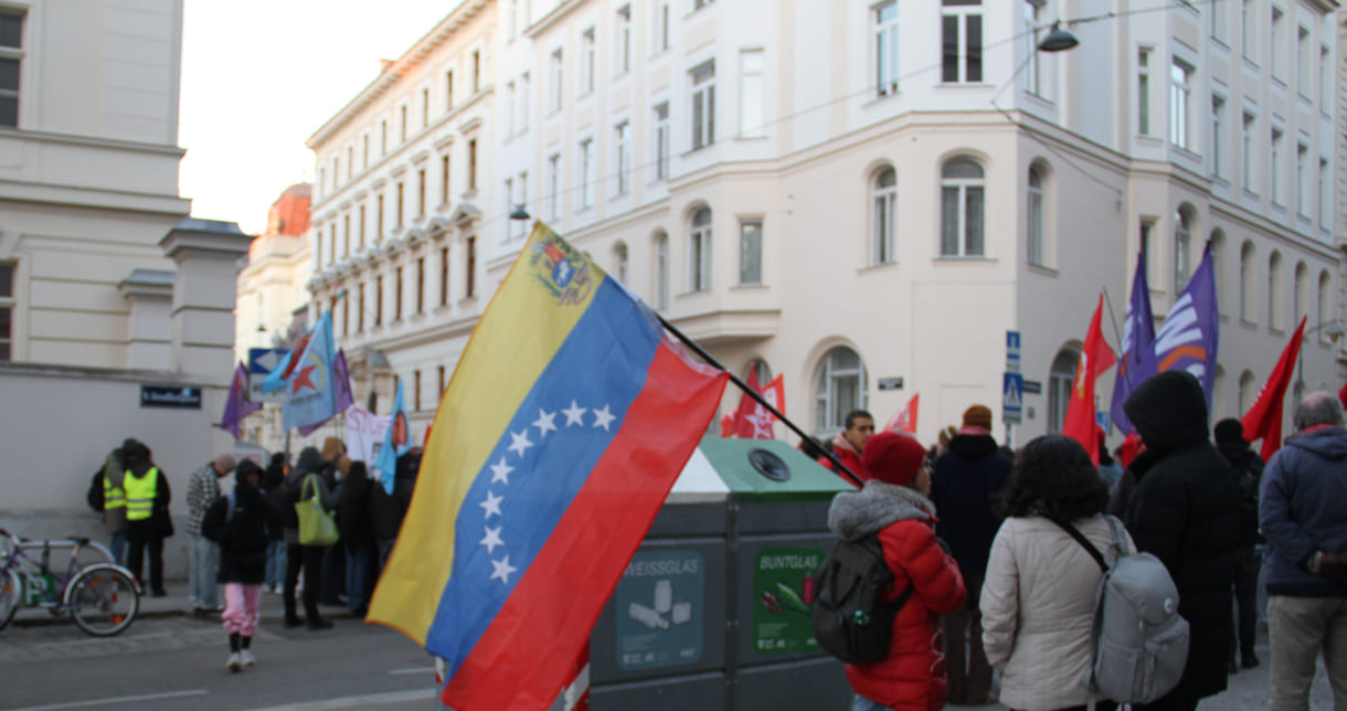 Abschlusskundgebung in der Wiener Boltzmanngasse in Scihweite der US-Botschaft