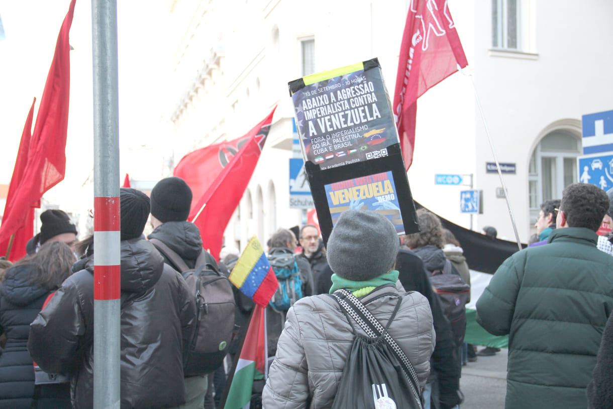 Abschlusskundgebung in der Wiener Boltzmanngasse in Scihweite der US-Botschaft