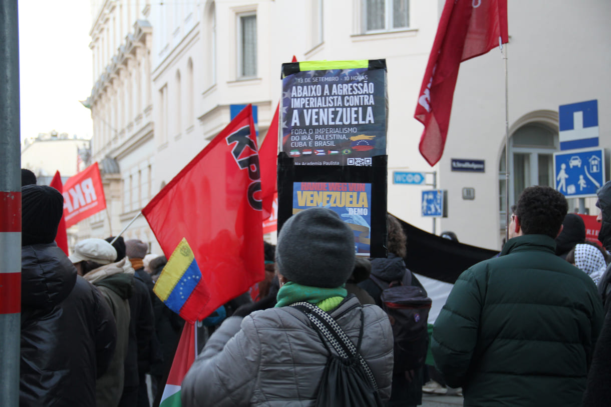 Abschlusskundgebung in der Wiener Boltzmanngasse in Scihweite der US-Botschaft