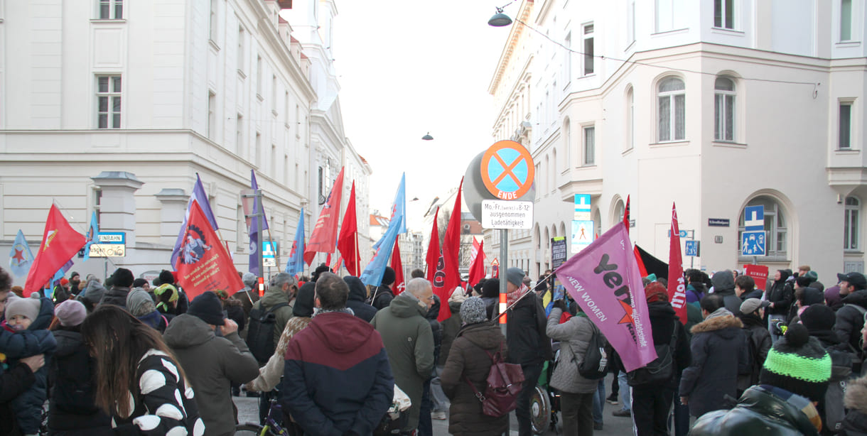 Abschlusskundgebung in der Wiener Boltzmanngasse in Scihweite der US-Botschaft