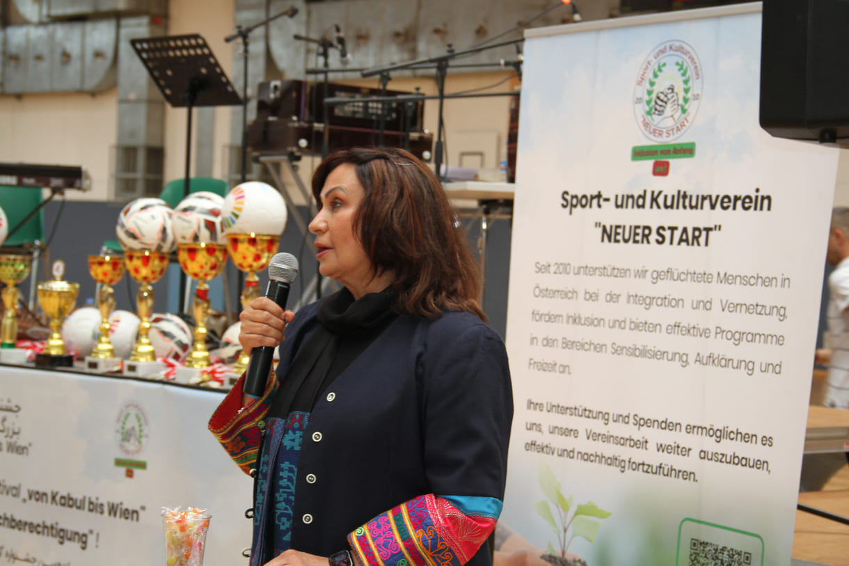 Afghanische Botschafterin Manizha Bakhtari bei ihrer Rede in der Sporthalle