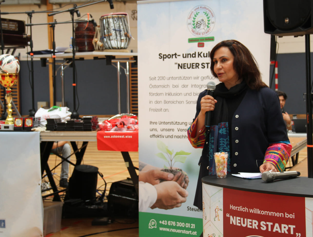 Afghanische Botschafterin Manizha Bakhtari bei ihrer Rede in der Sporthalle