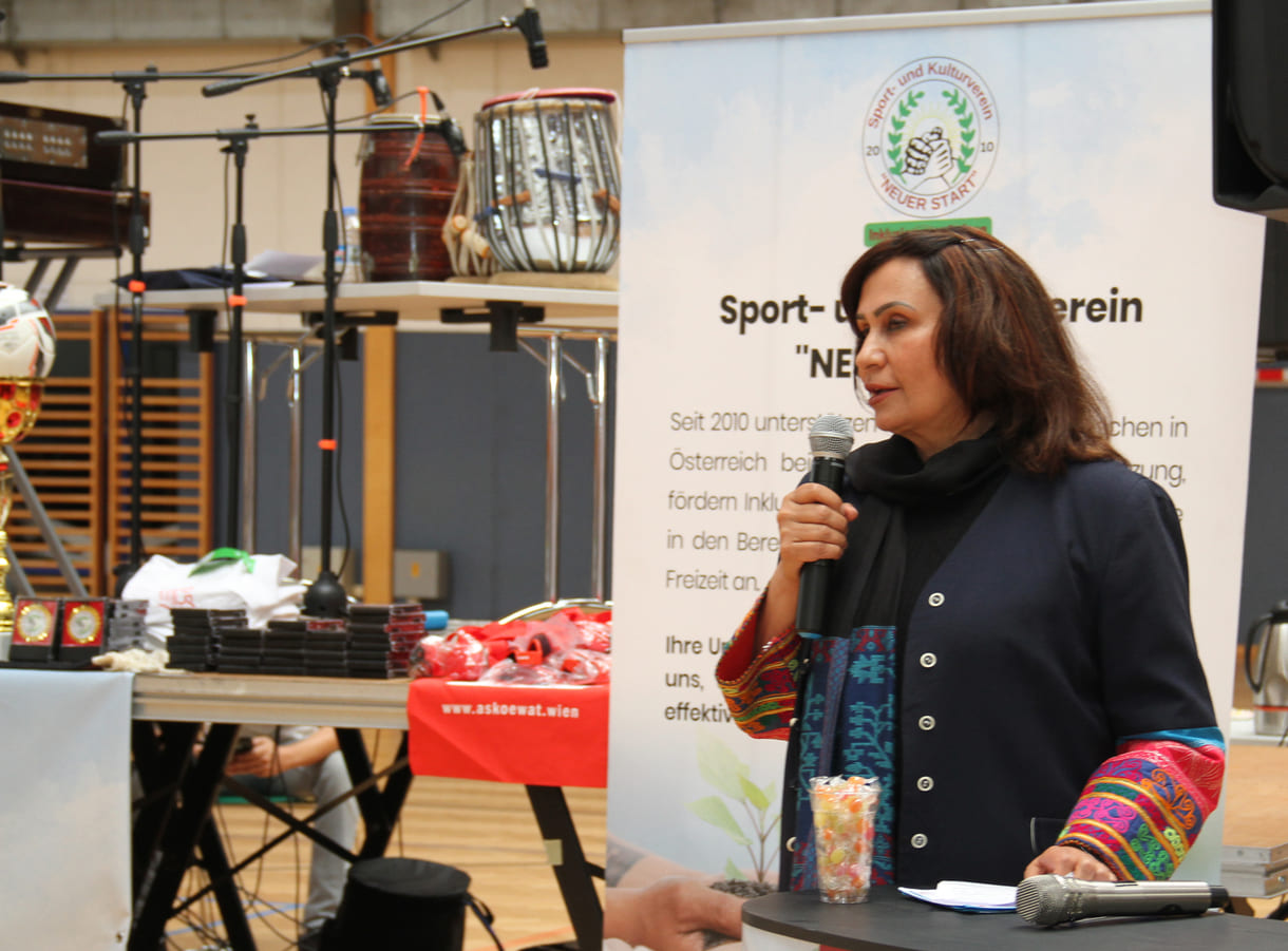 Afghanische Botschafterin Manizha Bakhtari bei ihrer Rede in der Sporthalle