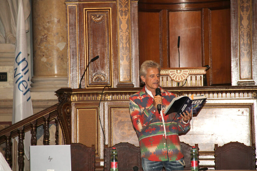 Thomas Brezina liest aus seinem Reim-Buch über die Geschichte im Festsaal der Universität Wien