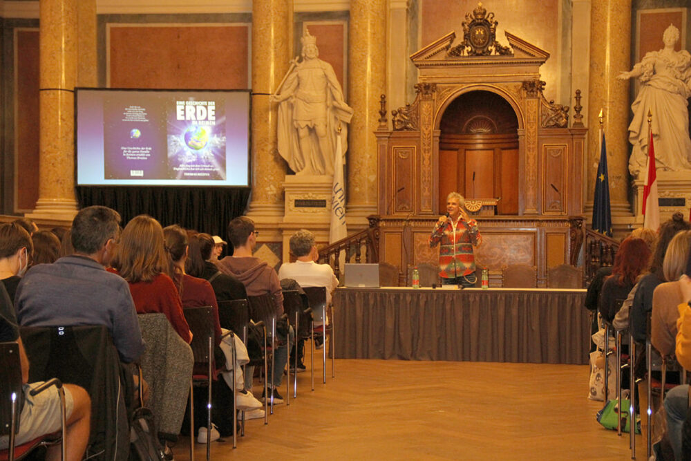 Thomas Brezina spricht über sein neues Reim-Buch über die Geschichte im Festsaal der Universität Wien