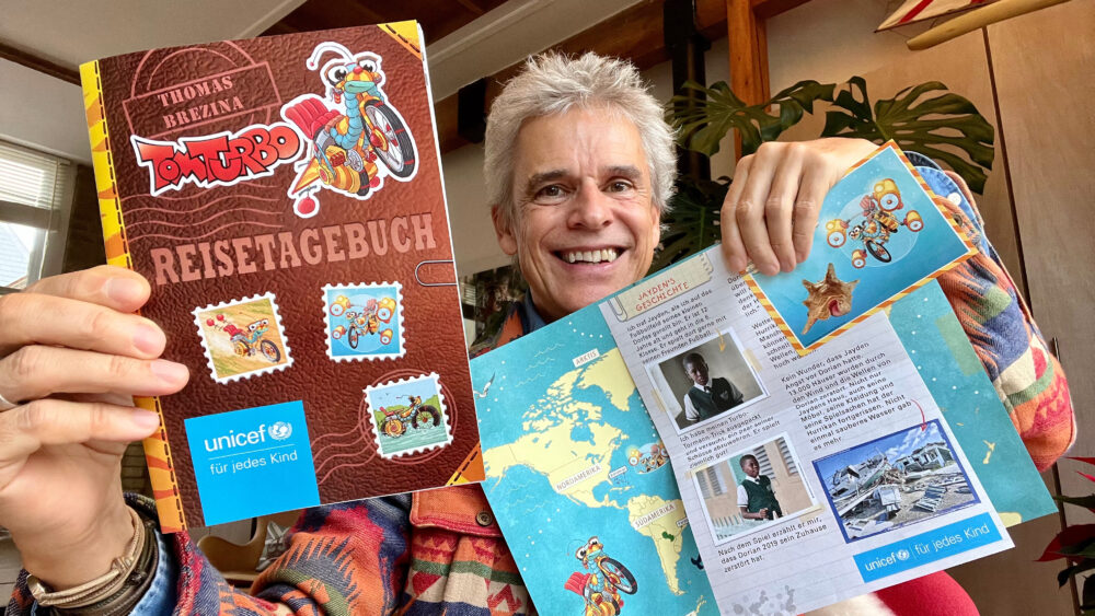 Thomas Brezina mit der Weltkarte, Postkarten usw.