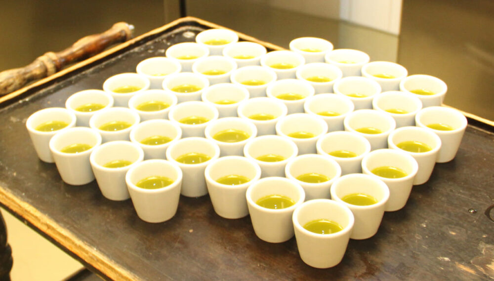 Vorbereitung des Gedecks mit Brotscheiben, Butter und Olivenöl