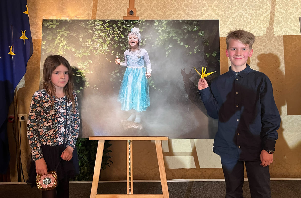 Noa Hagemann, Gewinner der Kinderkategorie (rechts) mit seinem vergrößerten Bild "meine Schwester" und diese (Lani) links im Foto