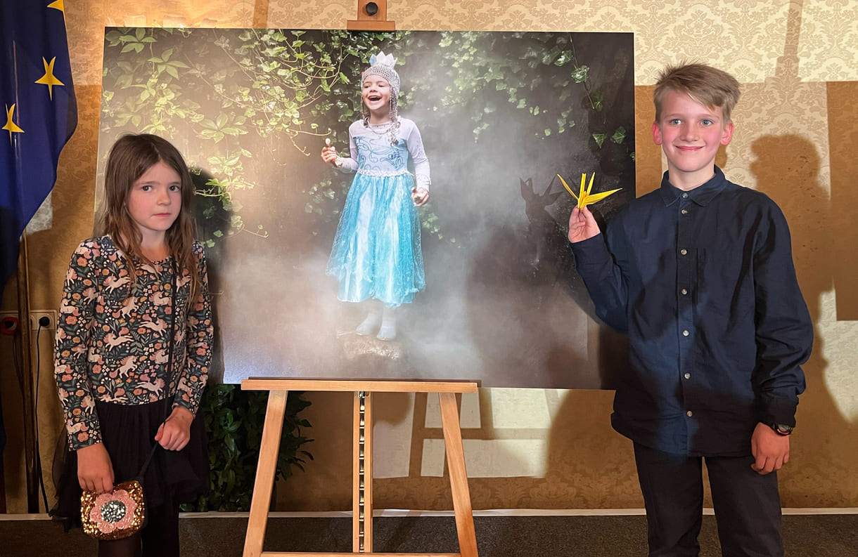 Noa Hagemann, Gewinner der Kinderkategorie (rechts) mit seinem vergrößerten Bild 