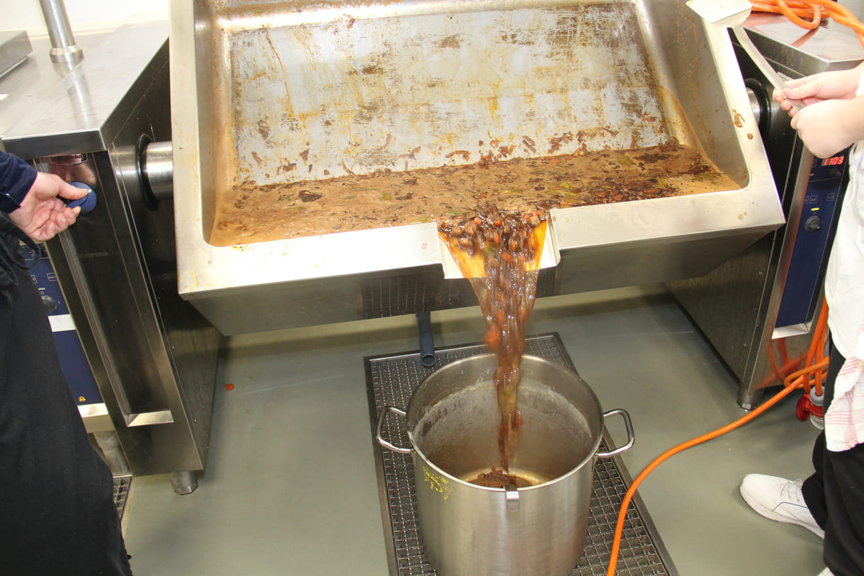 Kräftige, stark gemüsehaltige Sauce zum Fleisch