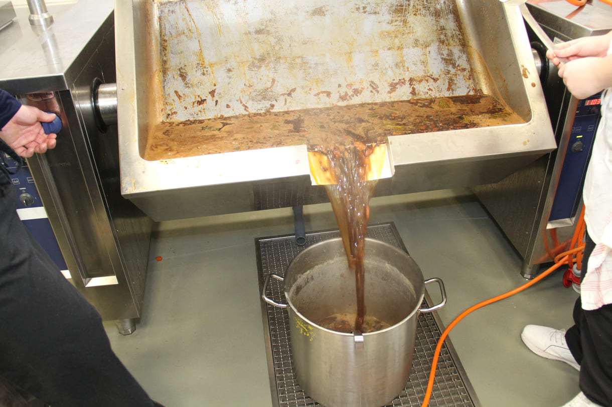 Kräftige, stark gemüsehaltige Sauce zum Fleisch