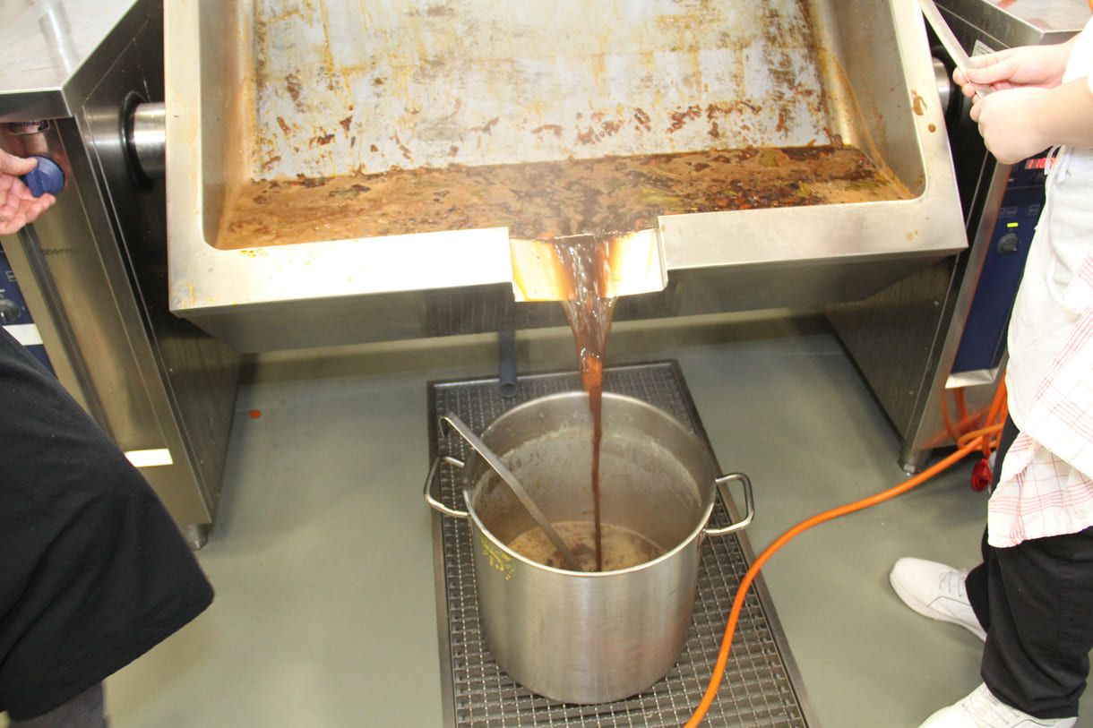 Kräftige, stark gemüsehaltige Sauce zum Fleisch