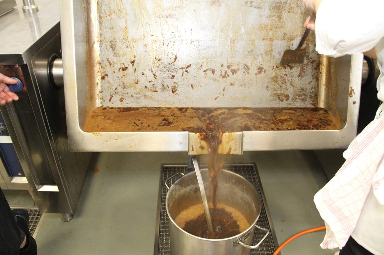 Kräftige, stark gemüsehaltige Sauce zum Fleisch