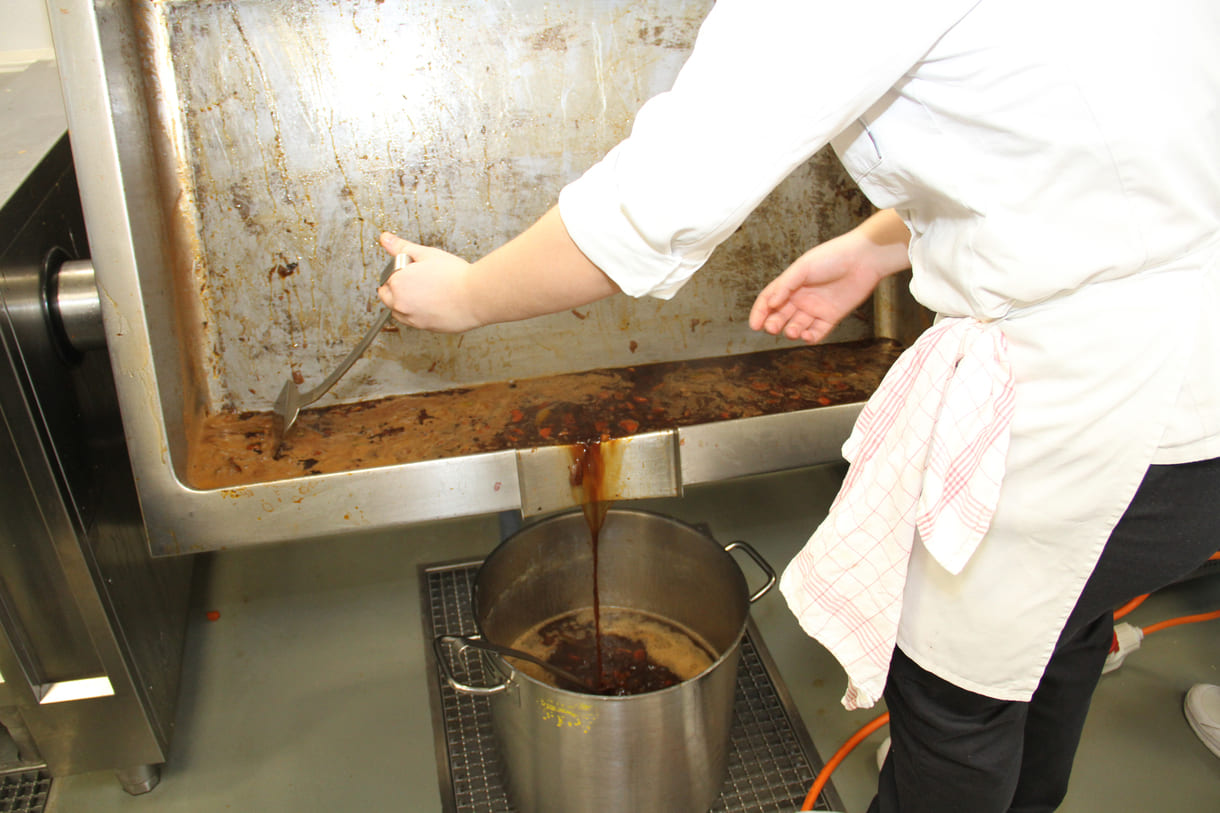 Kräftige, stark gemüsehaltige Sauce zum Fleisch