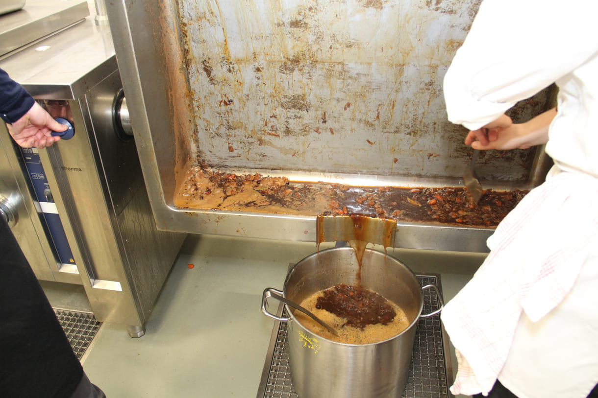 Kräftige, stark gemüsehaltige Sauce zum Fleisch