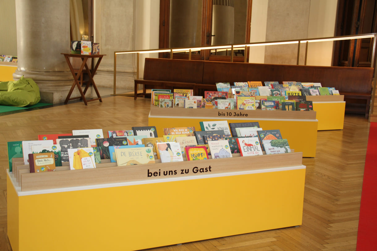 Blick auf die geordneten Regale mit Büchern der Hands-On-Ausstellung