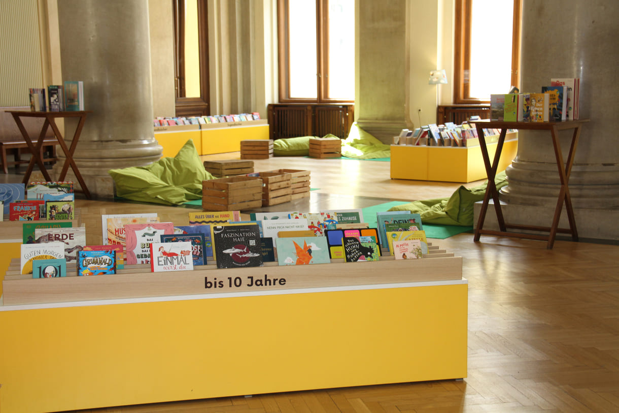 Blick auf die geordneten Regale mit Büchern der Hands-On-Ausstellung