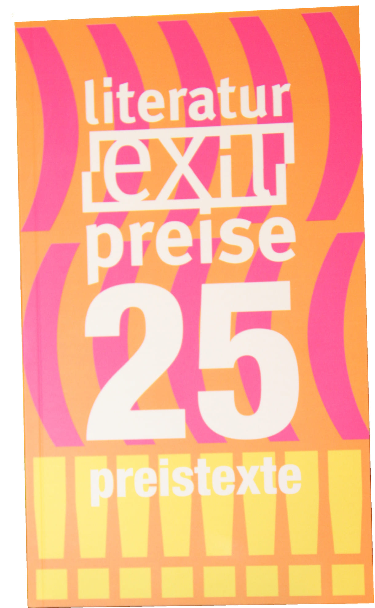 Edition exil Seit 1997 vergibt der Verein Exil die gleichnamigen Literaturpreise unter dem Motto „Schreiben zwischen den Kulturen“. Längst große Namen der österreichischen Literaturszene wurden dabei entdeckt, genannt seien etwa Julya Rabinowich, Dimitré Dinev, Thomas Perle, Didi Drobna, Susanne Gregor, Samuel Mago, Seher Çakir und viele andere. Neben dem jährlichen Sammelband mit den von den jeweiligen Jurys ausgezeichneten Texten sowie den Begründungen für die Preiswürdigkeit und Abschnitten der Autor:innen über ihr Schreiben, gibt die Edition Exil auch Erstlingswerke – nicht nur der Preisträger:innen heraus. Dabei begleitet die Edition die Erstveröffentlicher:innen auch vom Manuskript bis zur Fertigstellung; und stellt auch danach oft Verbindungen zu größeren, namhafteren Verlagen her, in denen beispielsweise die oben Genannten längst veröffentlichen. Buch-Tipp Exil literaturpreise 25 Preistexte ca. 160 Seiten edition exil isbn 978-3-901899-99-7 editionexil --> Bücher