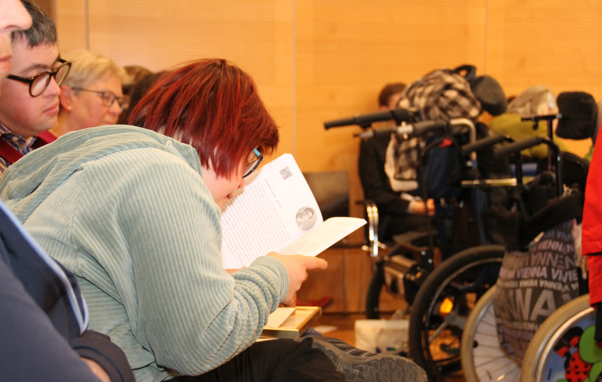 Eifrig liest sie schon im Preisbuch 2026