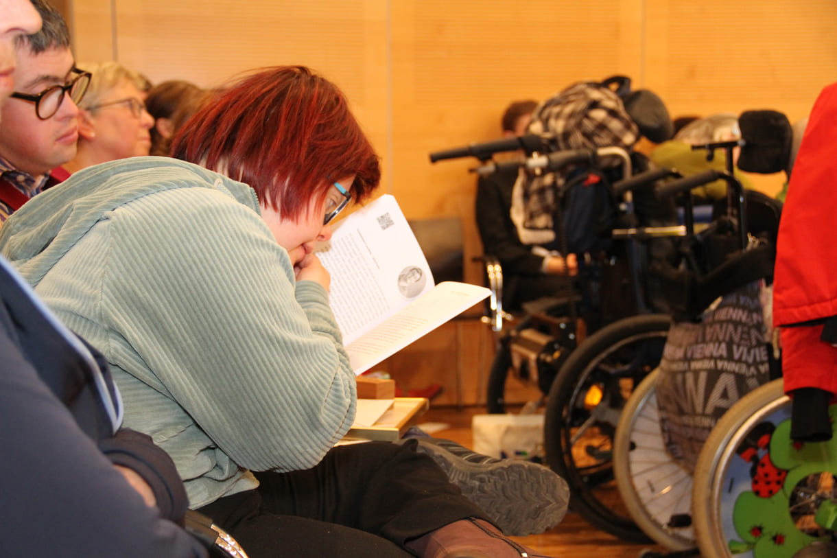 Eifrig liest sie schon im Preisbuch 2026