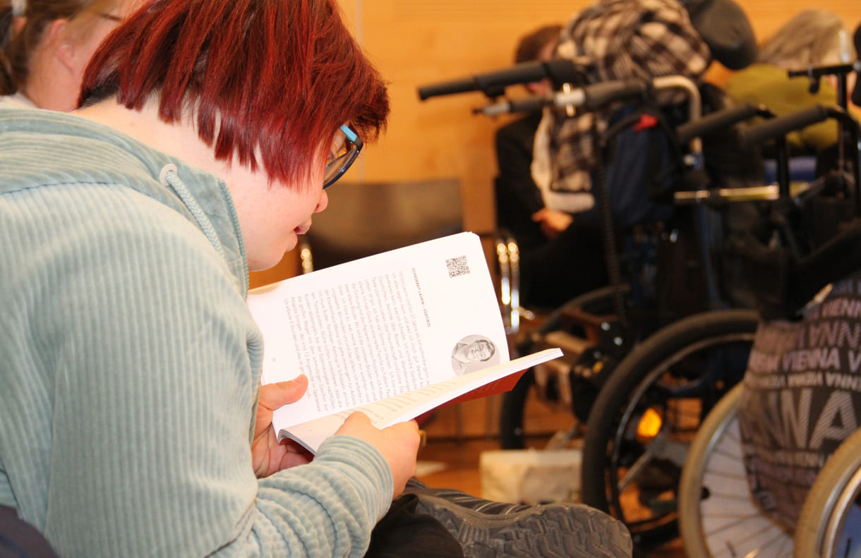 Eifrig liest sie schon im Preisbuch 2026