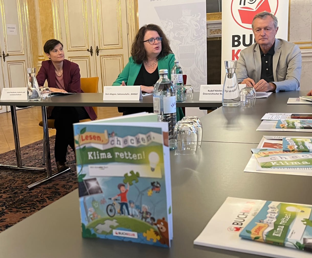 Lenau Raubaum (Autorin), Doris Wagner (Bildungsministerium) und Rudolf Köstler (Buchklub)