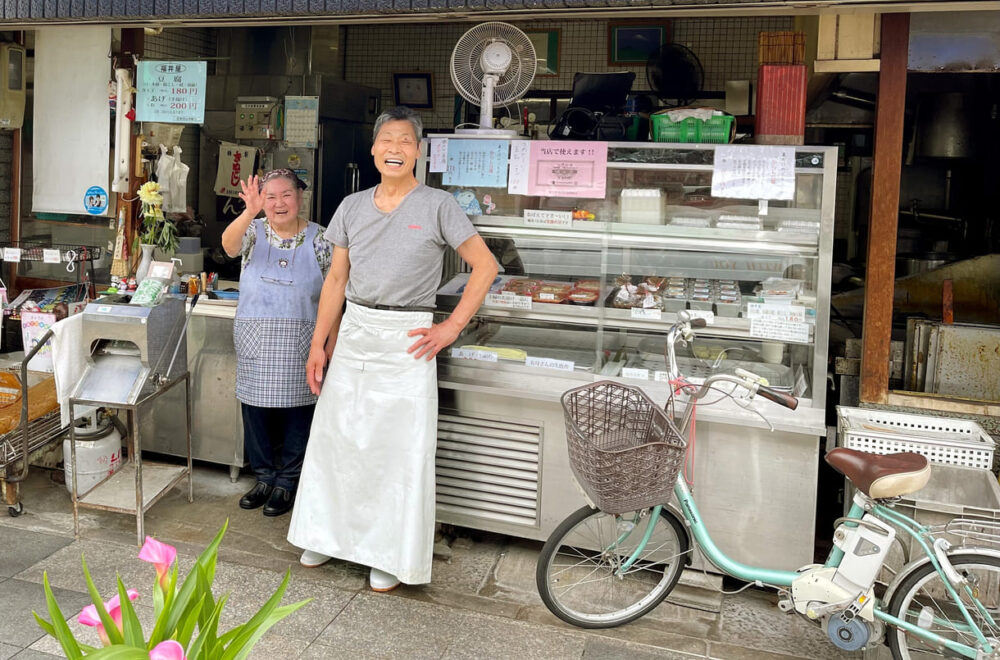 Kameo Mameno und Ehefrau vor ihrem Tofu-Geschäft