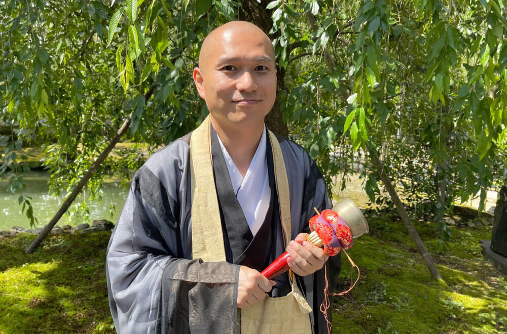 Mönch Kensuke Sazaki im Tempelgarten
