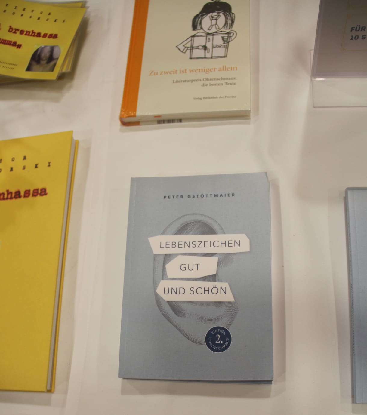 Auf dem Büchertisch finden sich schon etliche Werke der Autor:innen