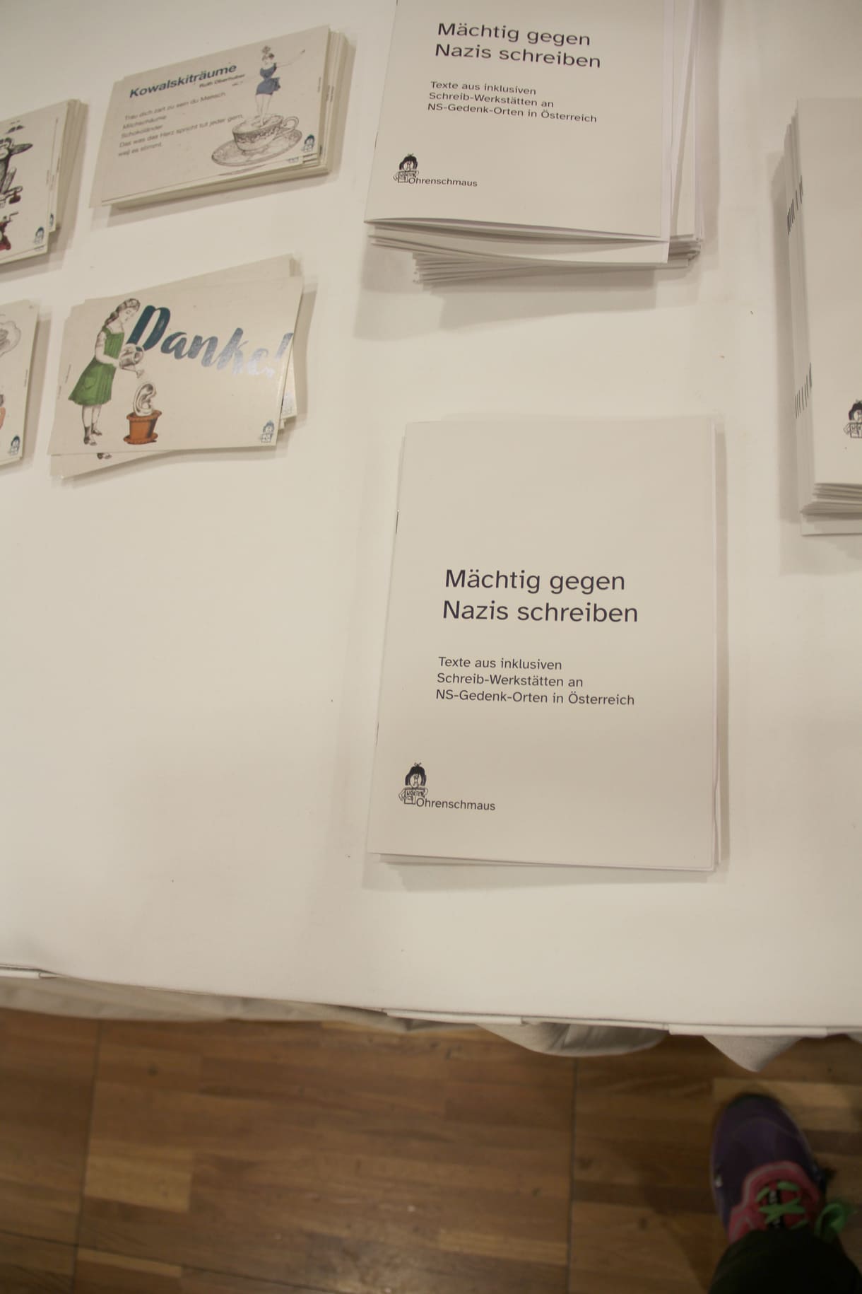 Auf dem Büchertisch finden sich schon etliche Werke der Autor:innen