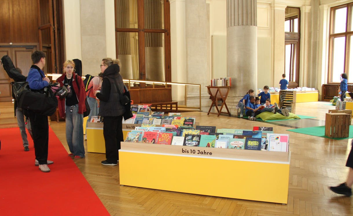 Bücher zum Rausnehmen und drinnen Schmökern