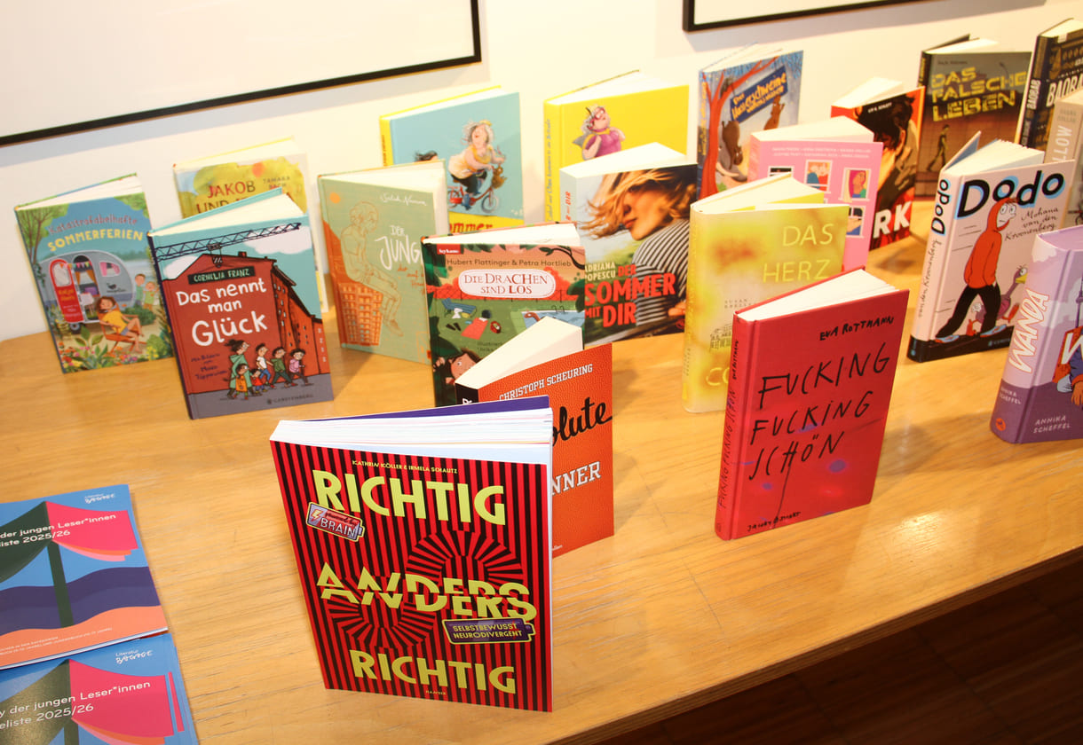 Tisch mit den Büchern, die die Kinder bzw. Jugendlichen im Laufe dieses Schuljahres gelesen und bewertet haben