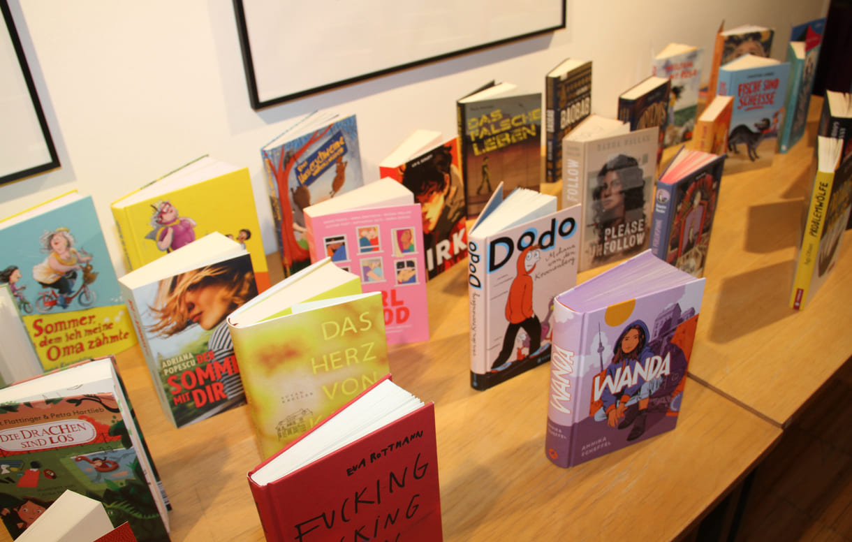 Tisch mit den Büchern, die die Kinder bzw. Jugendlichen im Laufe dieses Schuljahres gelesen und bewertet haben
