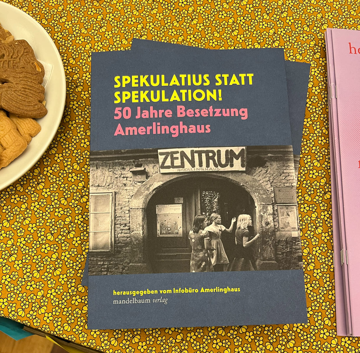 Buch über 50 Jahre Amerlinghaus - und daneben Spekulatius-Kekse