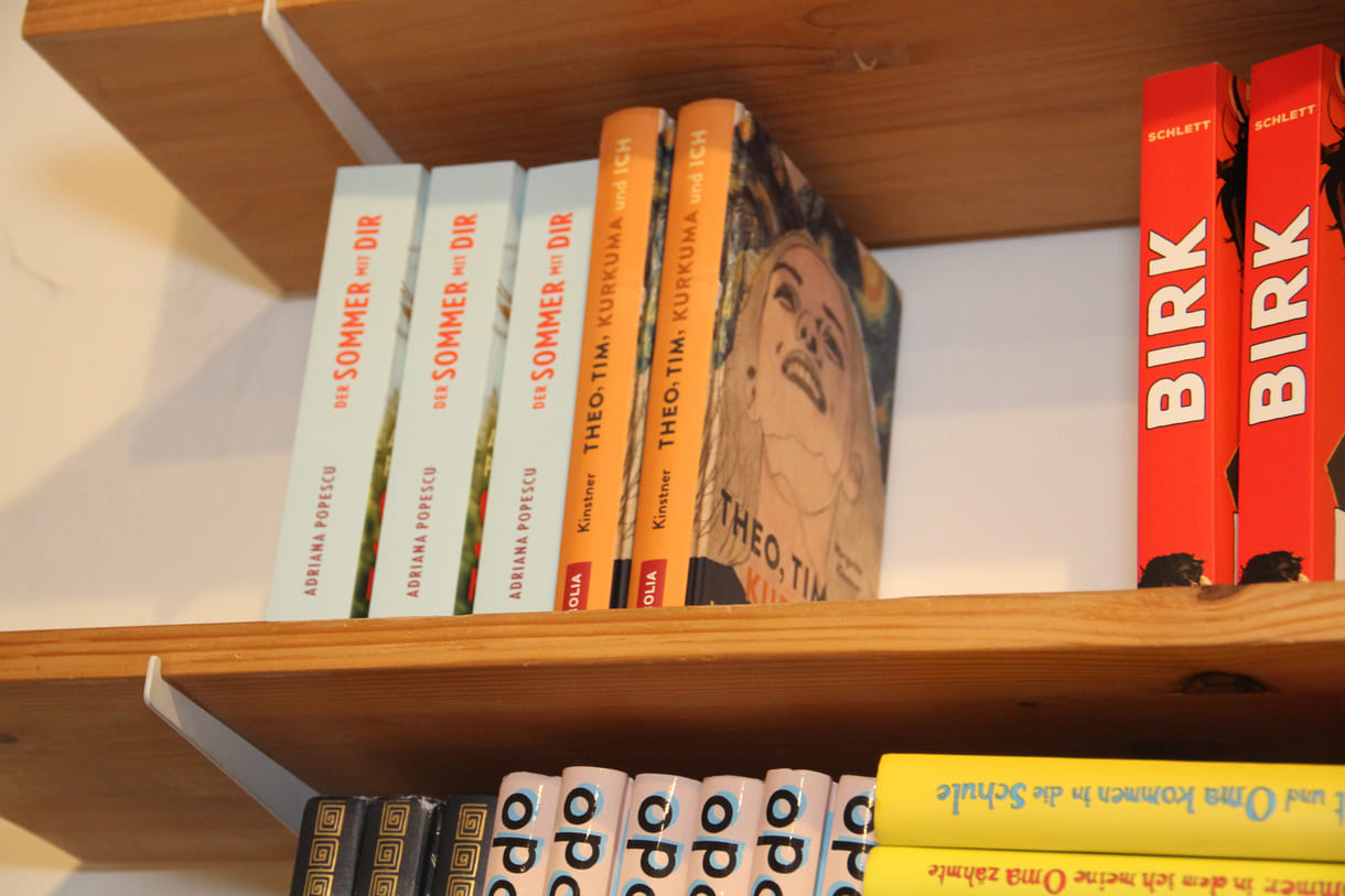 Bücherregal der LiteraturBgagage im Wiener Literaturhaus