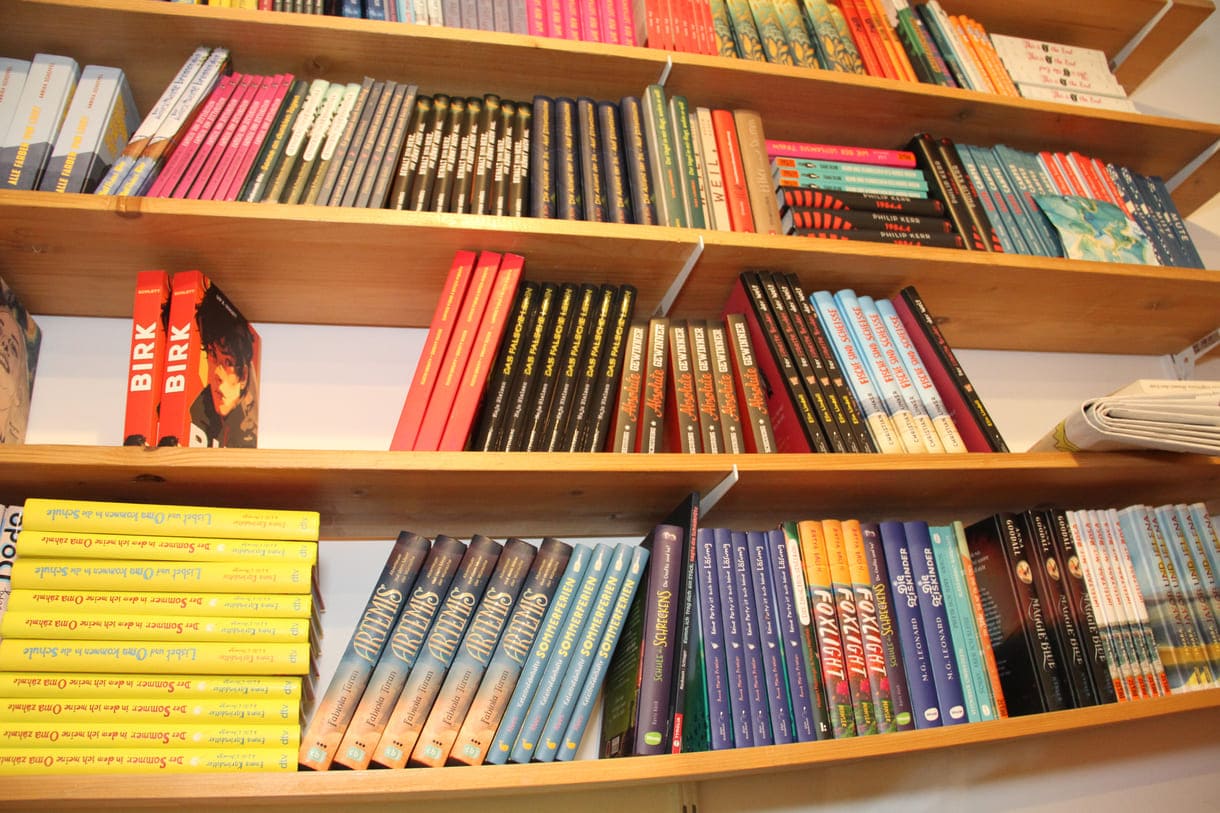 Bücherregal der LiteraturBgagage im Wiener Literaturhaus