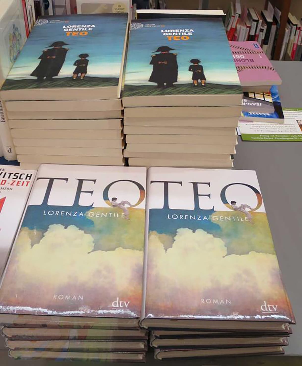Stapel der italienischen (oben) und der deutschen Ausgabe (unten) von "Teo"
