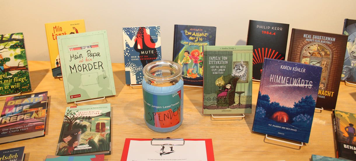Tisch mit den Büchern der Leselisten der Jüngeren und der Älteren der Jury der jungen Leser*innen