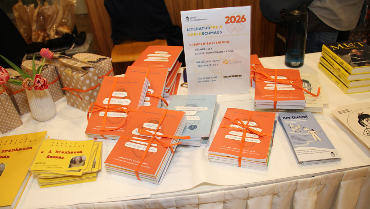 Auf dem Büchertisch finden sich schon etliche Werke der Autor:innen
