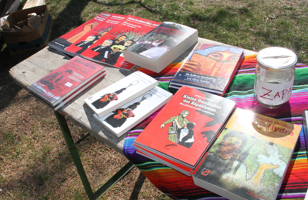 Büchertisch über den Kampf der Zapatistas in Mexiko