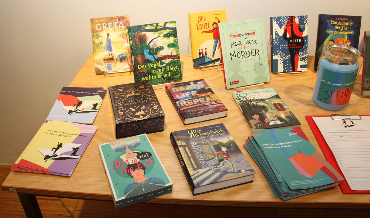 Tisch mit den Büchern der Leselisten der Jüngeren und der Älteren der Jury der jungen Leser*innen